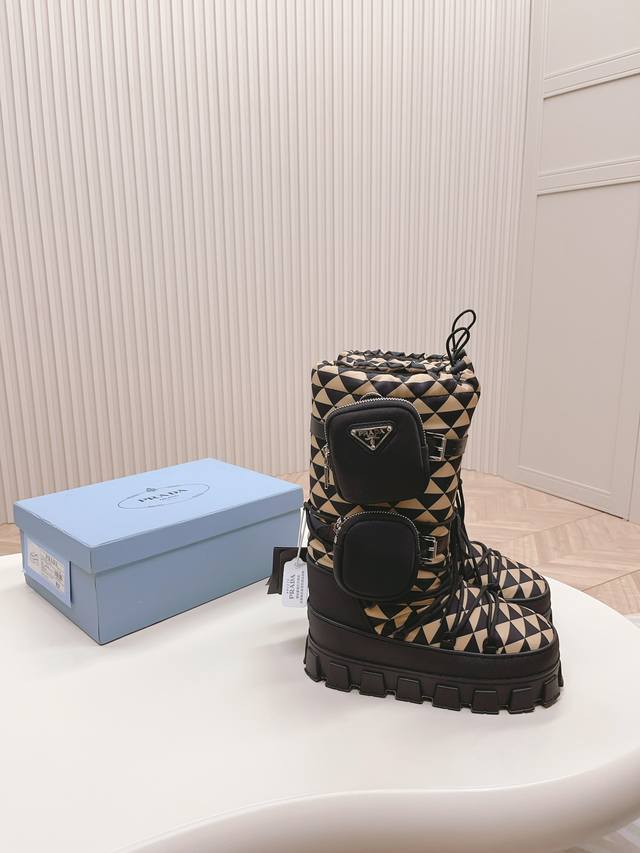 顶级品质 最高版 普拉哒徽标尼龙华达呢雪地派对金属标齿轮厚底收缩系带加绒太空靴雪地靴！ 原版进口牛皮特制 加绒保暖内里 舒适又时尚 原版开模Tpu耐磨防滑底 尺