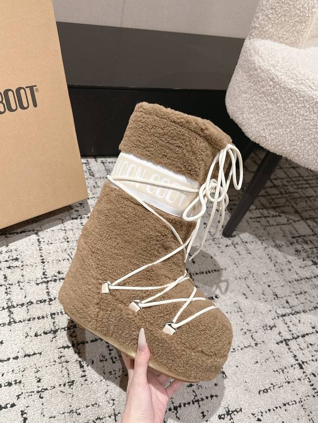 最新火爆系列 秋冬丑萌雪地短靴 顶级品质 这么保暖又显腿细的靴子,一双看起来矮矮胖胖实则显高显瘦的百搭神器！更日常一点~ 一双不分左右脚的鞋！超有特点！软软糯糯