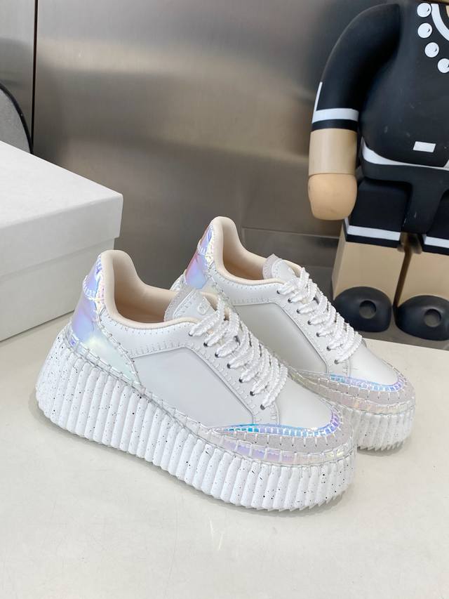 蔻依 2026春夏专柜新款 休闲运动鞋. 风靡整个时尚圈以来多色多款。 面料采用进口牛皮材质，清爽透气不焖脚，时尚简约范儿，女神都爱~美翻啦 超轻橡胶发泡抽真空