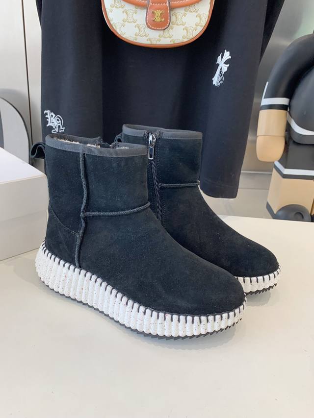 蔻依 专柜新款秋冬羊羔毛雪地靴，风靡整个时尚圈以来多色多款. 面料采用进口牛皮材质，内里垫脚真羊毛清爽透气不焖脚，时尚简约范儿，女神都爱~美翻啦5Cm超轻橡胶发