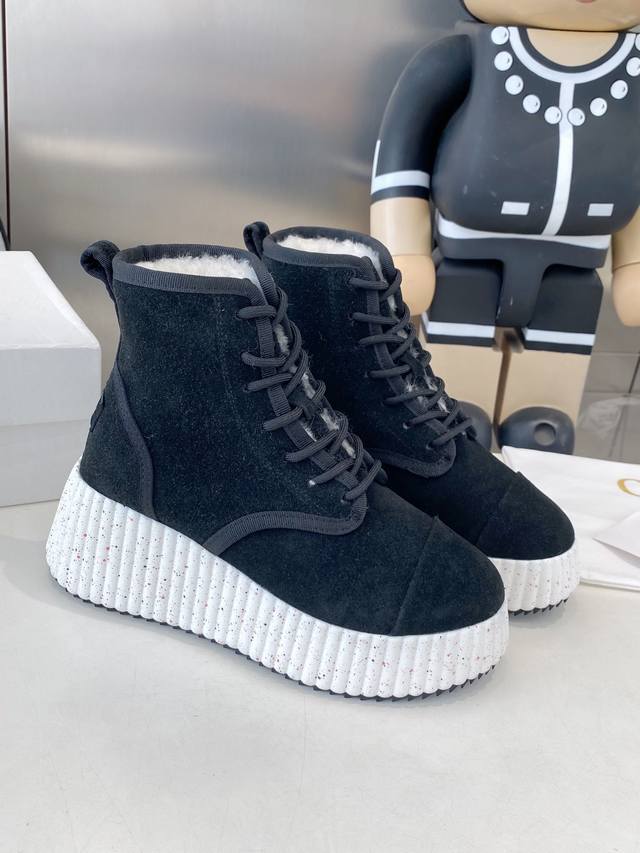 蔻依 专柜新款毛毛鞋 休闲运动鞋. 风靡整个时尚圈以来多色多款。 面料采用进口牛皮材质，内里垫脚真羊毛清爽透气不焖脚，时尚简约范儿，女神都爱~美翻啦 8Cm超轻