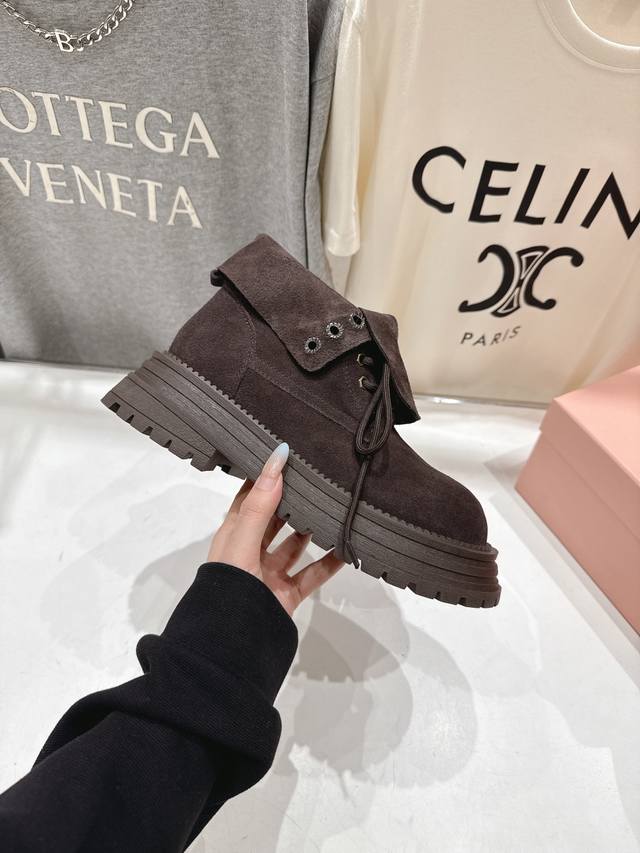 缪缪秋冬走秀款 羊毛高帮休闲鞋雪地靴毛毛鞋 经常出现在各大时装杂志封面 各路明星、小红书博主都有钟爱，设计更显优雅，上脚尤为惊艳到你的一款闭眼入都是不会后悔 上