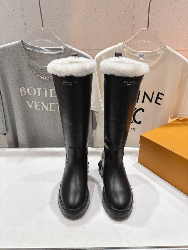 驴牌新款英伦风帅气马丁靴骑士靴长靴 楦型百搭瘦脚Yyds.造型立体饱满，气质满满 上脚舒适 非常复古风、气场十足，加原版老花设计风格非常经典 细节完美 L. 鞋