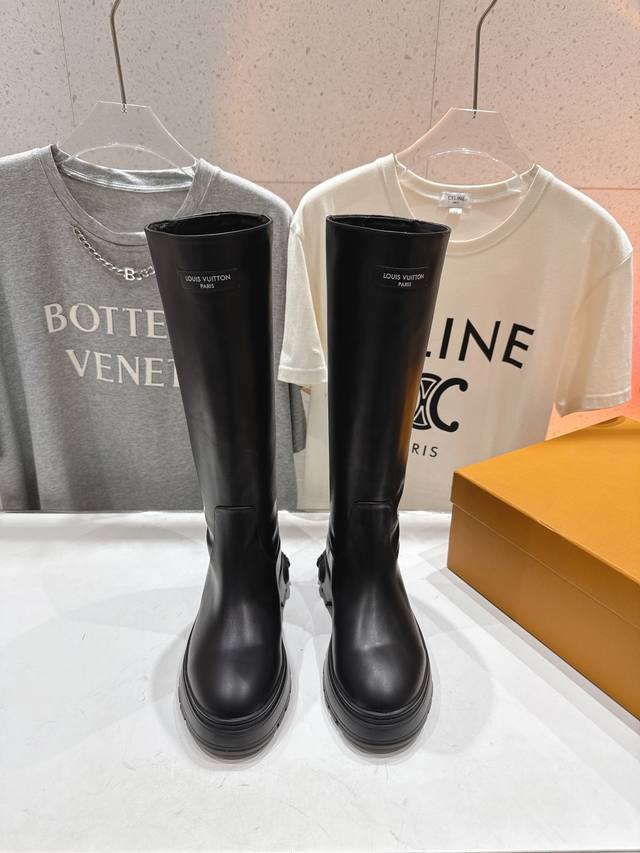 驴牌新款英伦风帅气马丁靴骑士靴长靴 楦型百搭瘦脚Yyds.造型立体饱满，气质满满 上脚舒适 非常复古风、气场十足，加原版老花设计风格非常经典 细节完美 L. 鞋