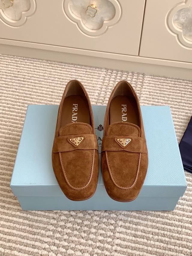 批拖鞋 乐福 prada 普拉达 新品三角标穆勒包头拖鞋 乐福鞋 材质与工艺： 进口小牛皮 羊京面 羊皮内里 Zp开模生胶大底 Size：35-39 40 41