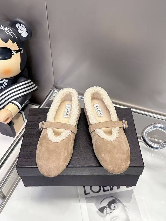 出厂价pp： 35-40 41定做 2025 Alaia爆款玛丽珍来啦！冬天也能把玛丽珍穿得又暖又美 谁是玛丽珍控？看到这双直接走不动路！羊毛内里软乎乎的，把脚