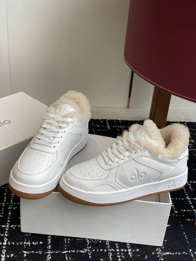 出厂价pp： Alo 秋冬新款｜拼色休闲小白鞋 今年很火的，穿上Ta就是精神的小姐姐♀ 上脚超级好看 皮毛一体妥妥的保暖神器呀！ 鞋面牛皮材质 羊毛内里 鞋底：