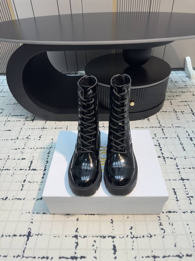 Dior 迪奥 25 秋冬新品 顶级版本 专柜主打新款D-Unit藤格纹机车骑士靴 硬货上新 代购级别！高级感十足！国内外博主刷爆的一款，复古又时髦 上脚美炸了