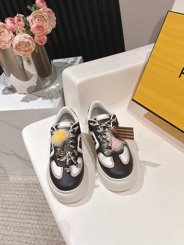 出 全白皮面 芬迪 Fendi 最新款Match的不对称魔法厚底Charm Match系带运动鞋 皮面.牛仔面料效果印花绒面材质。右鞋上饰有带彩色和彩色貂毛细节