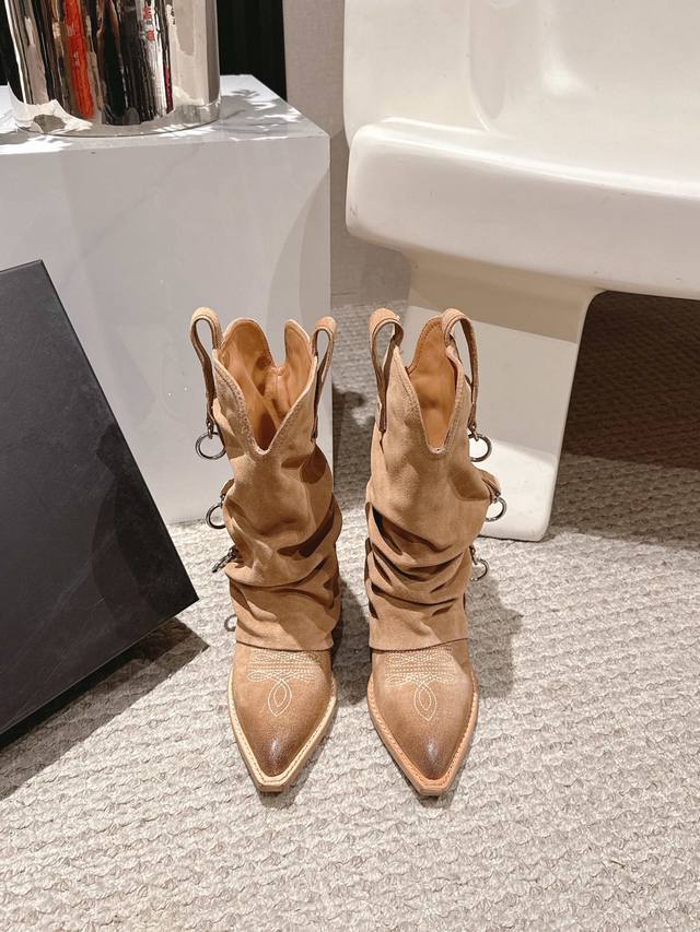 R13潮牌秋冬最新款 慵懒风扣带欧美风粗跟靴 西部牛仔靴 超多明星网红种草 多种穿法 带子可随意调节 可长可短 可松弛 褶皱靴身自带随性松弛感 金属扣带又添酷飒