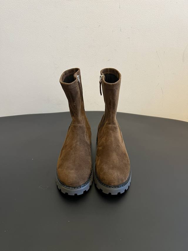 莞产 The Ro* 秋冬新款复古圆头短靴 走品牌标志性的低调极简风，圆头+短筒+简洁缝线，没有多余装饰，自带奢华的质感；鞋面用牛京触感柔软细腻，通常搭配羊皮内