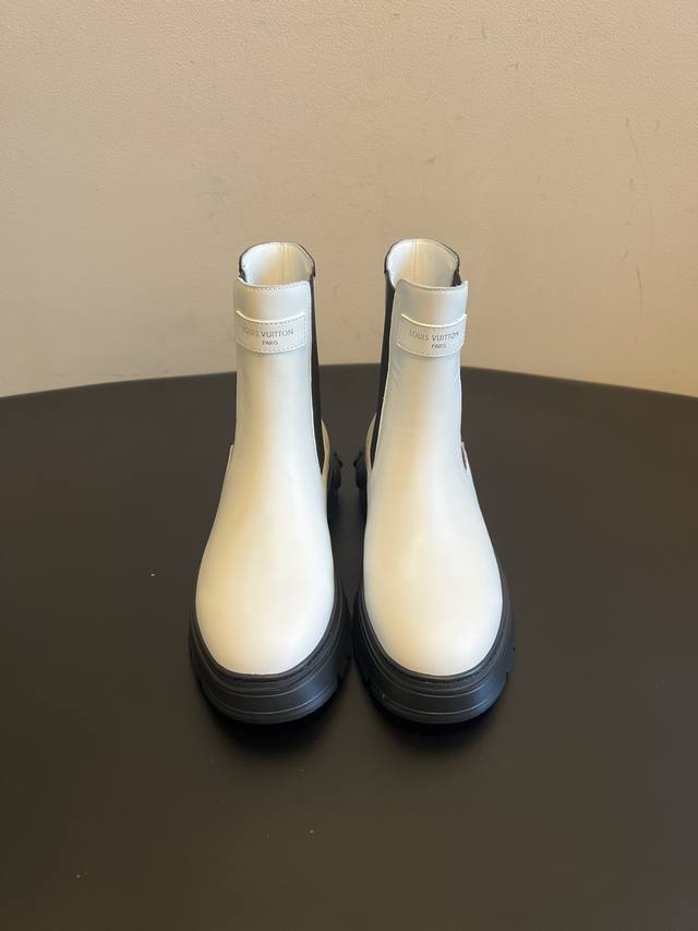顶级品质 Louis Vuitto*新款皮革切尔西靴系带马丁靴短靴 包含切尔西靴和系带马丁靴两种款式，都搭配厚底设计，既有切尔西靴的简约利落，也有马丁靴的酷感休