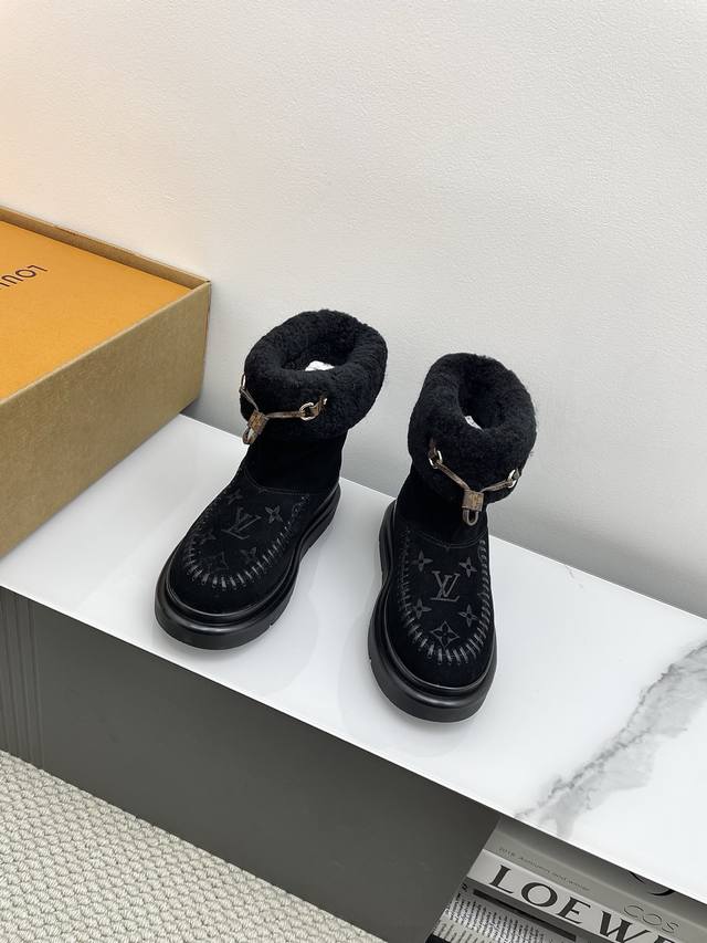拖鞋 短靴 Lv路易威登L家 驴牌 Cortina系列 毛靴 雪地靴 短靴 本款 Cortina 闭趾凉拖出自 Lv Ski 系列，为绒面牛皮革局部压印Mono