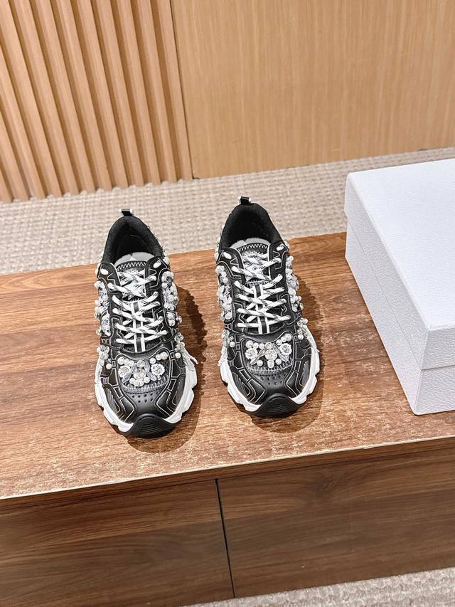 羊毛定制＋20 Dior 迪奥新款珠片老爹鞋 鞋型为老爹鞋轮廓，结合透气网眼布与厚底橡胶大底，鞋口处填充羊毛内里，兼具潮流感与冬季保暖性。 鞋身线条硬朗，多色可