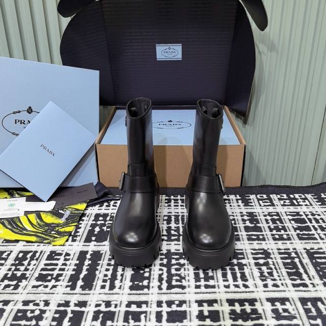 东莞代购级 官网同步盒包装 prada 普拉达经典三角标一脚蹬王炸女靴 冬天买不到的系列，绝对是今年的大爆款！！贼好看！prada靴子真的很哇塞！上脚大气显腿瘦