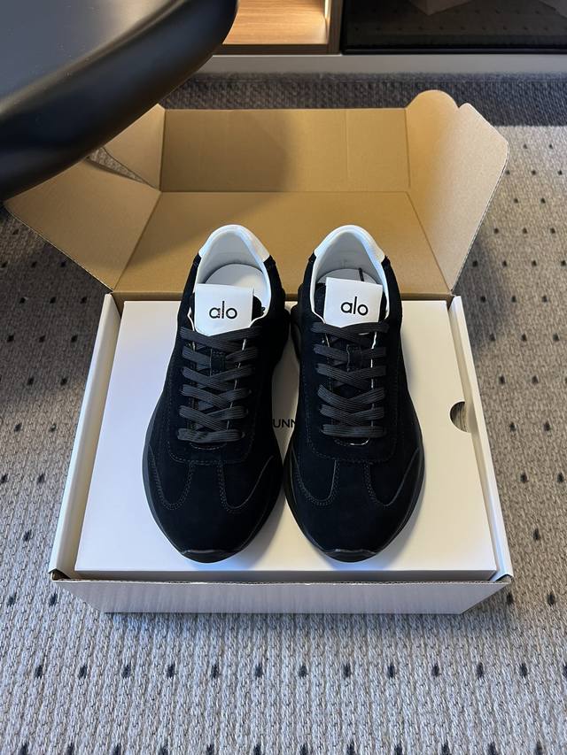 Al*25Ss 新品复古廓形休闲运动鞋 鞋面采用麂皮面料，触感柔软且自带高级哑光质感，提升整体穿搭的精致度；鞋口内侧搭配简洁的白色衬里，与鞋面形成材质和色彩的对