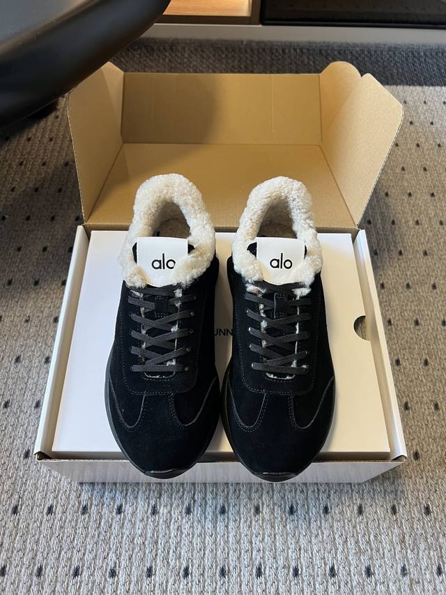 Al* 25Ss 新品复古廓形加绒休闲运动鞋 鞋口内侧添加毛绒衬里，柔软亲肤，能在秋冬季节有效锁住温暖，同时为鞋款增添了柔和的视觉层次。鞋面采用麂皮面料，触感细
