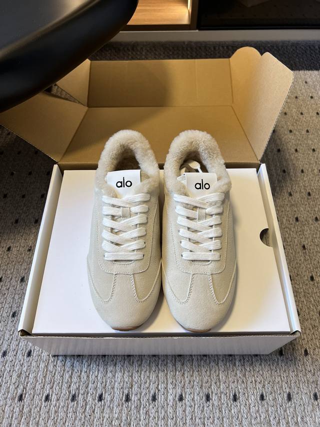 Al*25Ss 新品复古加绒休闲运动鞋 鞋面采用麂皮质感的面料，触感柔软且富有高级感；鞋口内侧添加毛绒衬里，既提升保暖性，又增添了温柔的视觉层次。提供米白、浅棕