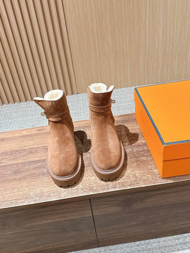 绒面 Hermes 爱马仕秋冬加绒款金属扣马丁靴 鞋身搭配金属扣饰绑带，既强化了设计感，又可通过调节绑带适配不同脚型与腿围，提升贴合度；品牌标志性的精致细节，彰