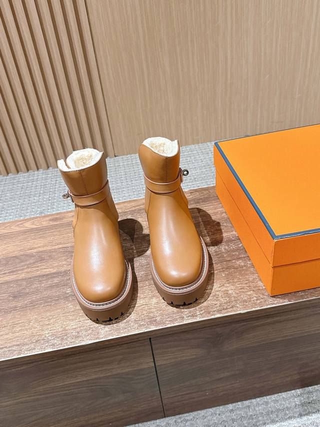 皮面 Hermes 爱马仕秋冬加绒款金属扣马丁靴 鞋身搭配金属扣饰绑带，既强化了设计感，又可通过调节绑带适配不同脚型与腿围，提升贴合度；品牌标志性的精致细节，彰
