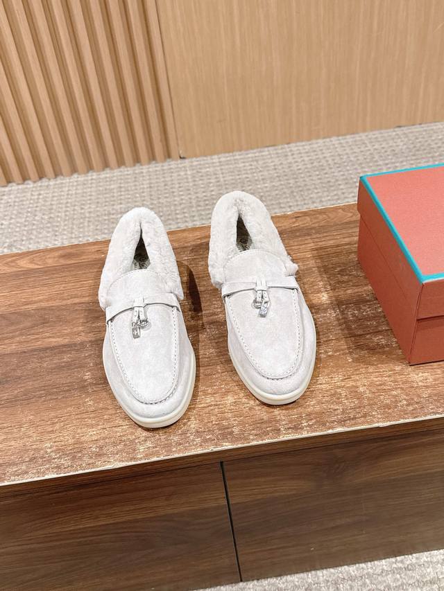 诺悠翩雅卡兔毛乐福鞋单鞋 意大利高级品牌Loro piana 是意大利顶级奢侈品牌，以羊绒起家， 来自意大利的它追求质量和手工，融创新技术与意大利传统风格为一体