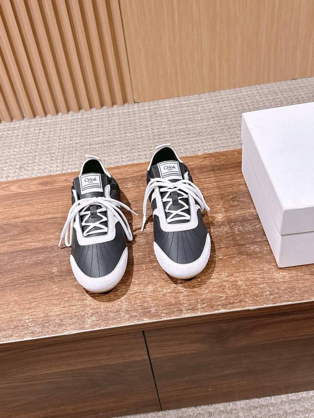 Chloe 蔻依新款德训鞋芭蕾休闲鞋 舒适又时尚好穿又耐穿！ 谁还没拥有这双Chloe蔻依德训鞋，我是真的会伤心今年被它狠狠拿捏，一整个爱住。简约又百搭，白色网