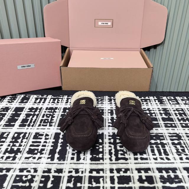 顶版 Miumi*25新款羊羔毛流苏半拖乐福鞋 Deck Shoes 羊毛半拖乐福鞋，有棕色、深棕色等复古色调可选；鞋边和鞋口点缀白色毛绒，形成鲜明对比，既保暖