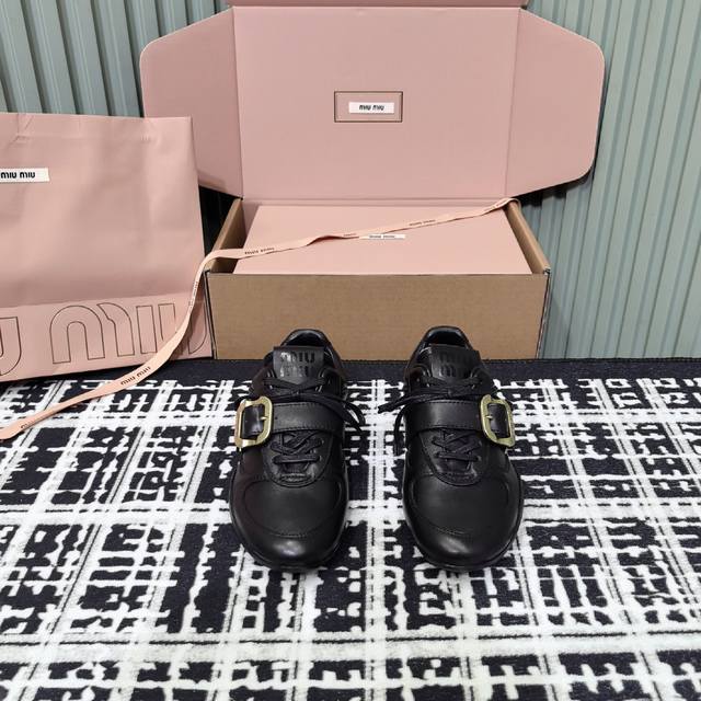 代购级， Miumiu缪缪时装周2025春夏系列秀场展示款， 这双运动鞋引起时尚界广泛关注，本季Miu Miu延续了该风格推出了专属款，整体鞋型线条简约＋轻薄鞋