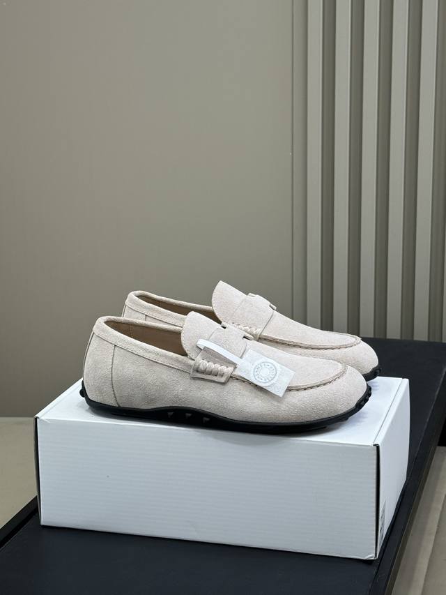 Hermes Fw25 Ne Arrival～ 秋冬复古麂皮乐福鞋 乐福鞋款式，设计经典百搭，一脚蹬的样式方便穿脱，适合多种场合穿搭。品牌标识：鞋款带有爱马仕标