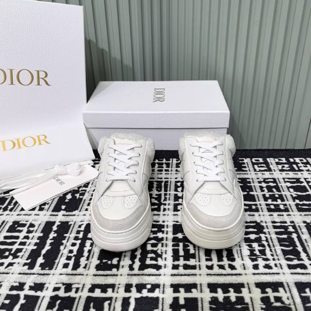 代购级 Dior 迪奥 秋冬新款毛毛拖鞋半拖 经典高级优雅温柔随心所欲 ～ 上脚超级无敌好看舒服 彰显气质 面料：进口牛皮 柔软舒适 内里：羊毛 鞋底：原版大底