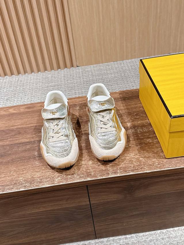 芬迪新款复古风平底运动休闲鞋 鞋面是牛反绒+皮革拼接，自带做旧纹理，质感高级还显独特；鞋舌有Fendi标识，细节处藏着品牌辨识度。圆头+魔术贴搭扣，穿脱方便且适