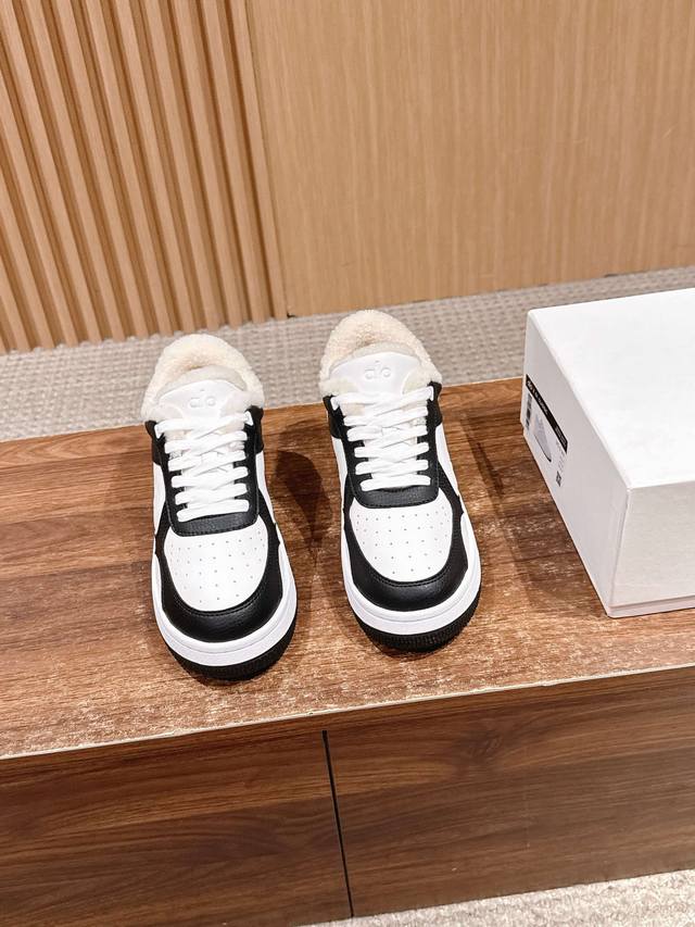 拼色羊毛小白鞋厚底舒适休闲款 Alo比耐克更懂女生！上脚超级百搭！而且超级舒适！是厚底款但是上脚一点都不沉重！ 非常轻便！套上袜套搭配更好看！而且还是明星同款推