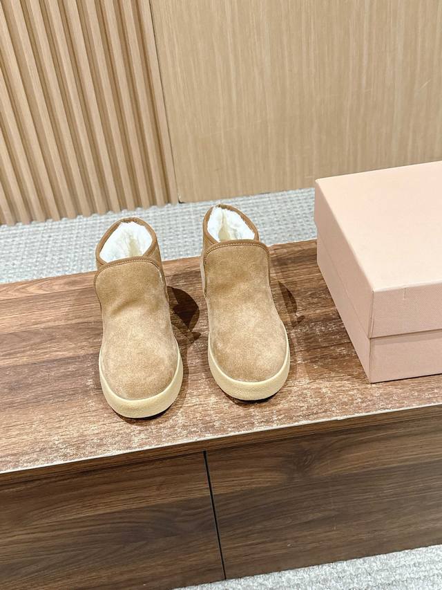 缪缪秋冬复古保暖厚底雪地靴短靴 包跟设计能裹住脚踝，内里是厚实的毛绒材质，像给脚裹了层“小被子”，冬天能牢牢锁住热量，避免脚后跟受凉。鞋面用的软质面料，触感柔软