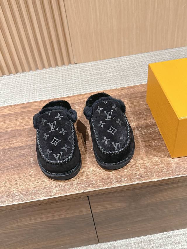 本款Cortina勃肯穆勒毛拖 出自Lvski 系列，为绒面牛皮革局部压印 Monogram 图案，搭配舒适羊毛皮内衬与点缀 Lv Circle 标识的皮革鞋带