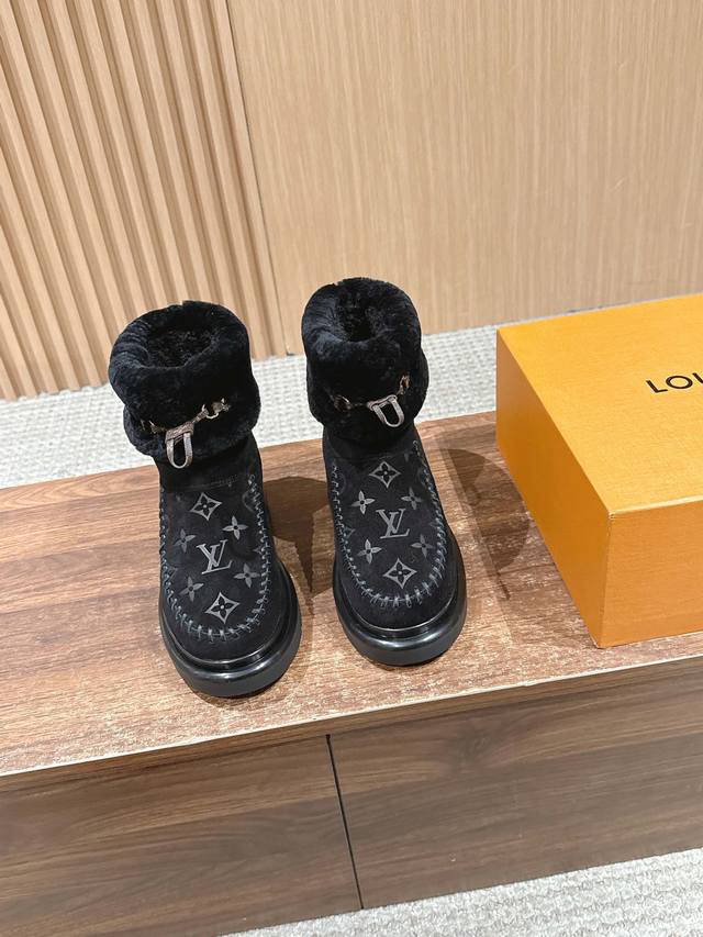 本款Cortina及踝靴出自 Lvski系列，将绒面牛皮革鞋面与舒适羊毛皮内衬融于一体。 Monogram 图案鞋面与点缀 Lv Circe 标识的皮革鞋带构筑