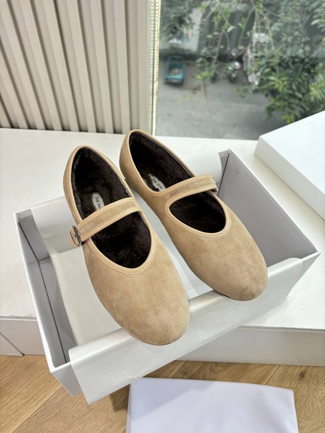 G028The Row 25新款平底单鞋跳舞鞋奶奶鞋很少会看到一款跳舞鞋会做到这么精细、而且对脚的包容性特别强，把脚型修饰得妥妥的，又不失独特韵味，上脚方便便捷