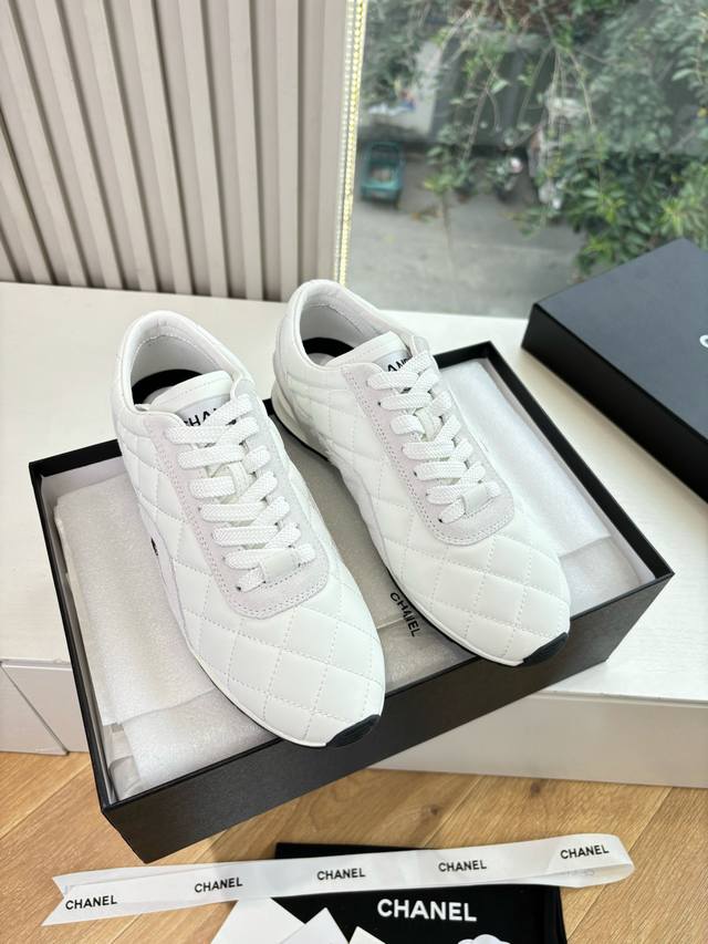 G266Chanel 香奈儿2025新款小香风麂皮圆头熊猫菱格厚底运动鞋时尚增高鞋休闲鞋 面料：羊皮 磨砂牛皮 内里：元版内里 鞋底：原版开模鞋底 全套包装 ：