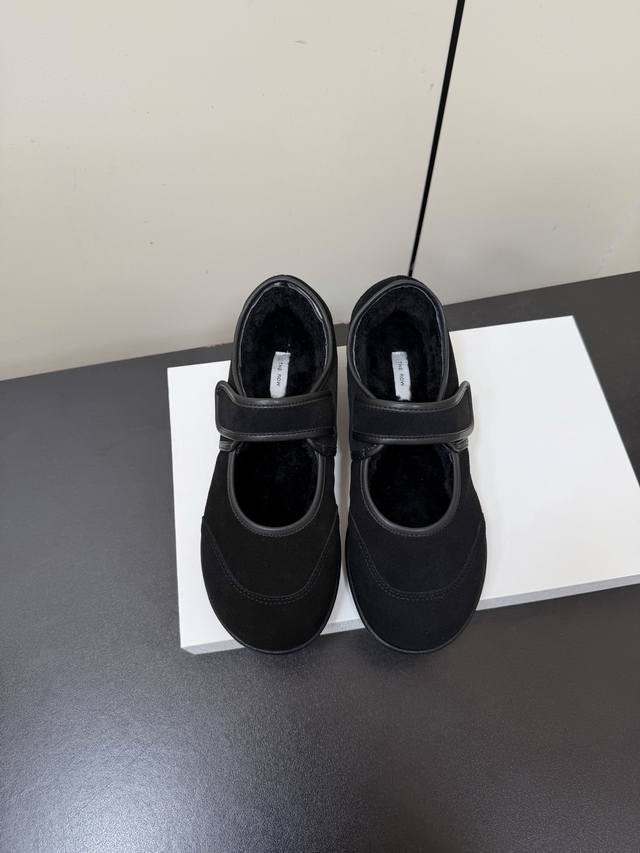 Therow25Ss 秋冬新款 玛丽珍毛毛单鞋 采用经典玛丽珍鞋型，以魔术贴替代传统搭扣，简约又带点复古感。鞋面材质为绒面，质感细腻高级，内里加绒设计，兼顾时尚