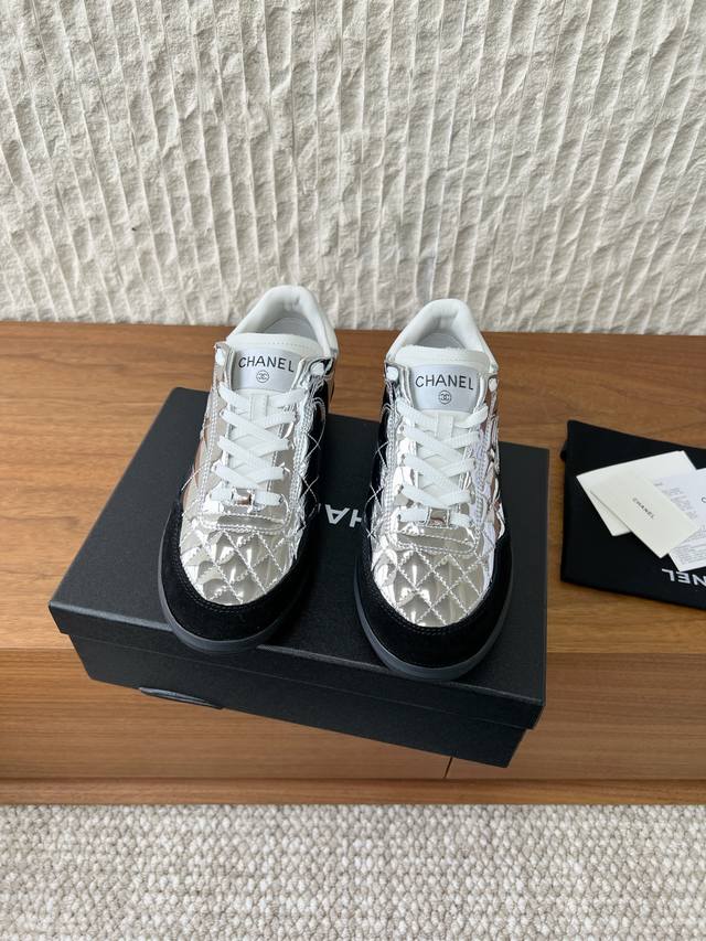 G081 Chanel 小香 25N秋冬新款 液态银 休闲鞋 德训鞋 上脚太香 这双鞋谁穿谁夸一如既往的小羊皮菱格纹，轻盈舒适，满是复古感 这双虽然是棒，但谁会