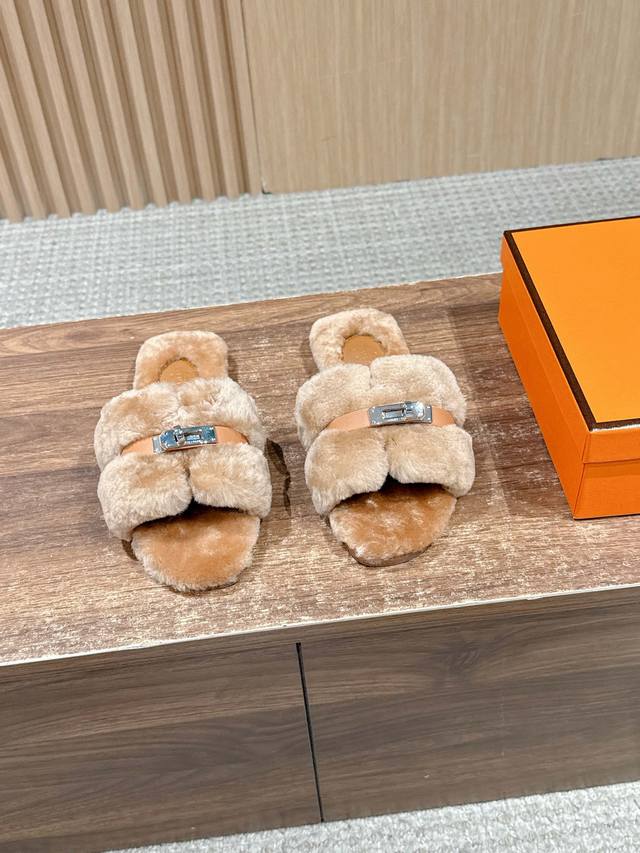 Hermer Giulia毛拖系列Kelly扣H毛拖鞋 万年经典款羊毛‘H’拖鞋 经典H拖搭配Kelly扣更为亮眼！一双平底拖鞋，属于休闲舒适的鞋款类型，适合日