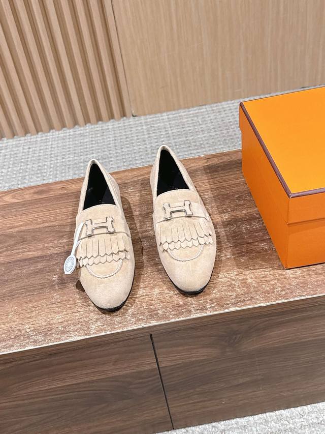 顶级 Hermes 毋庸置疑是奢侈品中的翘楚 每个单品出来都是非常深入人心 虽然款式出的少 但是胜在精 胜在经典 从来不会过时 属于保值升值的品牌 在消费品里面