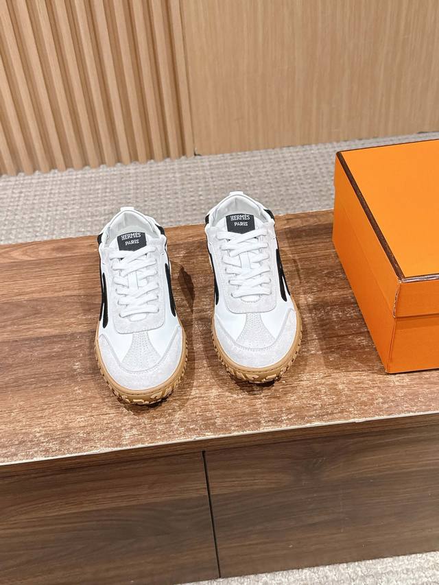 男码+10 # 爱马仕新款情侣阿甘德训鞋 小白鞋 镂孔柔软小牛皮运动鞋，配有鞋底，饰有经典Medor铆钉，打造舒适休闲风格。随意搭配 上脚非常轻便舒运动鞋男款实