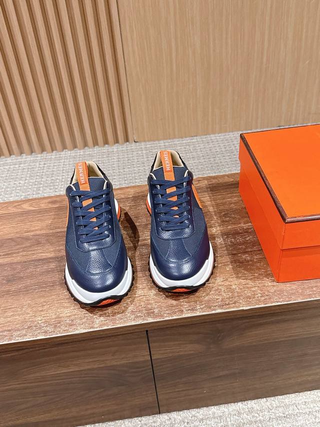 爱马仕新款男士运动鞋 时尚与舒适并存！ 经典的黑调网布鞋面，搭配上清爽的白色鞋带 ，再加上灰色与浅灰色的层次拼接，简约又不失高级感，时尚度直接拉满！而且鞋面采用