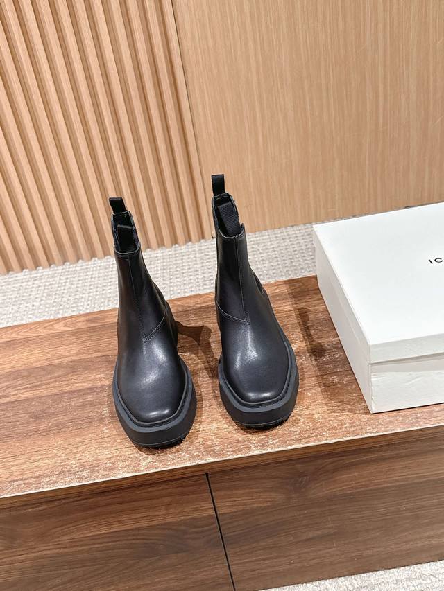 莞产 Icicle之禾 粗跟植揉弹力靴 这款是之禾非常火爆的羊皮弹力靴这个款式是整张皮质拼接款式会比较简约 粗跟弹力羊皮 接近脚口的部位:弹力羊皮革 植鞣系列