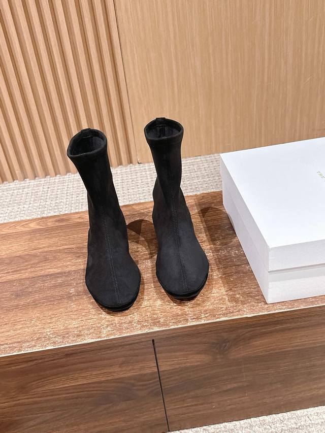 莞产 Therow 秋冬平底内增高弹力羊绒短靴来啦 这双短靴绝对是今年秋冬穿搭的C位主角！ 不管流行怎么变，短靴永远都是时髦精的必备单品。显高显瘦又舒服，谁穿谁