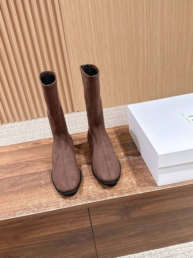 莞产 The Row 秋冬弹力靴被这双靴拿捏了 这双弹力羊绒靴一开箱，直接把“低调奢感”焊在了秋冬穿搭里 配色是秋冬的“高级密码” 深棕是焦糖玛奇朵本朵，配燕麦