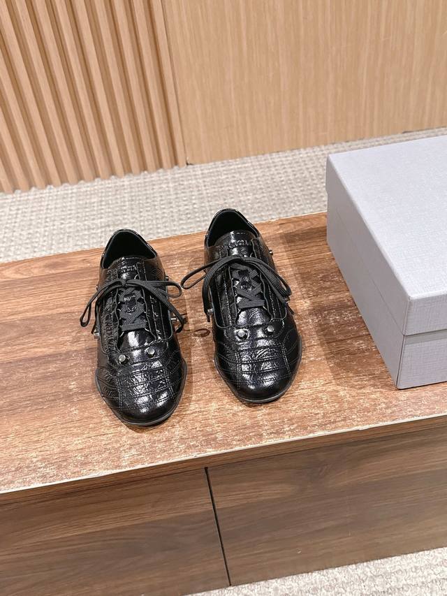 Balenciaga 巴黎世家运动风复古德训鞋 以复古足球鞋为原型，融合巴黎世家标志性的“时装运动风”，尖头+低帮轮廓自带复古腔调，同时通过亮色 特殊材质弱化运