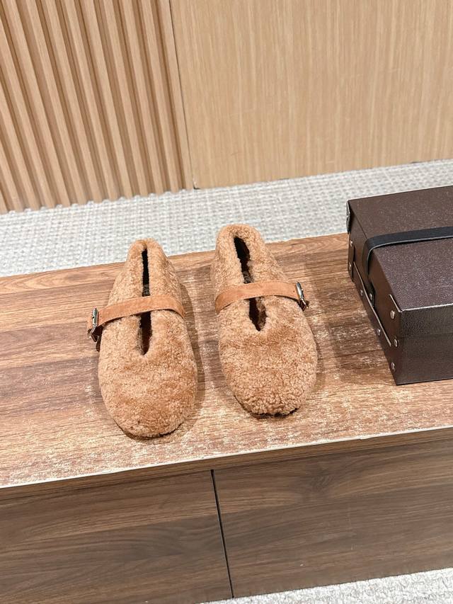 阿莱亚秋冬新款芭蕾舞毛绒玛丽珍鞋 延续了品牌的奢华质感，采用蓬松羊羔毛 作为鞋面主体，触感柔软且保暖性强，适合秋冬季节穿着。经典玛丽珍鞋型+一字扣带，既保留了复