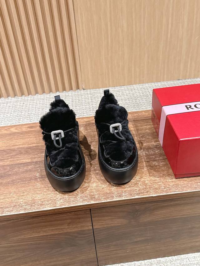 罗杰维维亚秋冬新款绒面皮革休闲鞋 本款袜靴式运动休闲鞋从六十年代太空时代汲取灵感 兼具轻盈质感与时尚廓形 鞋型圆润 旨在提供如履软垫般的舒适体验 采用轻质柔韧