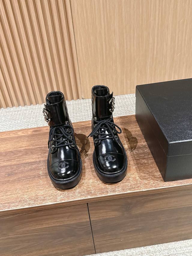 香奈儿秋冬新款双C扣链条 菱格刺绣厚底短靴 辣妹～超显腿长，超级推荐！特定羊皮材质 混种小羊皮内里 独家开模Tpu双C防滑大底 Size：35-40 40定制不